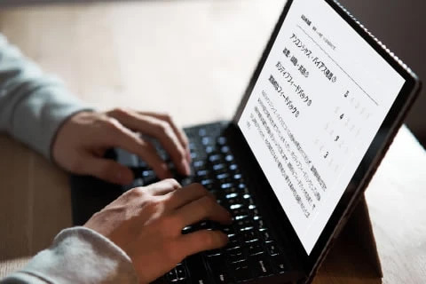 karafuru AI（カラフルAI）があれば、日本初の生成AIを活用した対話型ツールにより「AIだから話しやすい」状況を作れます。